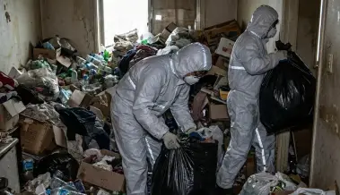 Разчистване на къщи с натрупан боклук Габрово